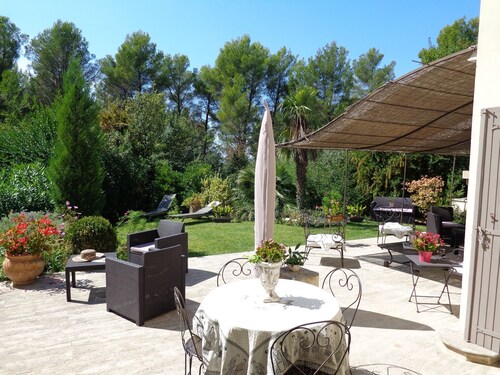 VILLA CAMPAGNE CHIC EN PLEINE NATURE AVEC PISCINE ET SPA DEBORDANT