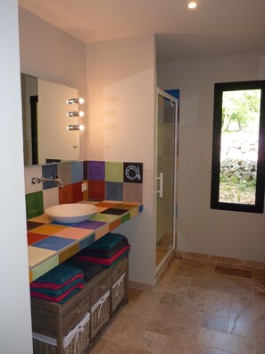 Ducha, secador de pelo, toallas y papel higiénico