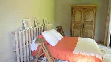 2 bedrooms, iron/ironing board, travel cot, free WiFi