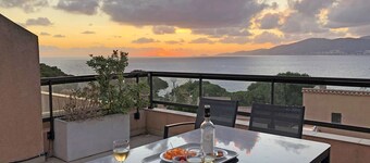 Porticcio: T2 45m2, terrace, walking distance to the beach, king-size bed 180 cm, wifi (fiber)