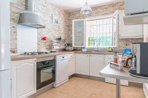 Fridge, microwave, oven, stovetop - Spacious Villa - AC - Private Secure Pool - Near Beach & Golf (Villeneuve-Loubet)