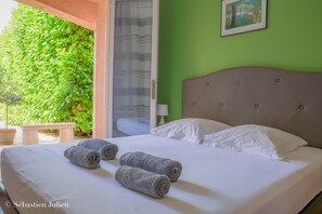 4 bedrooms, iron/ironing board, free WiFi, bed sheets - Spacious Villa - AC - Private Secure Pool - Near Beach & Golf (Villeneuve-Loubet)