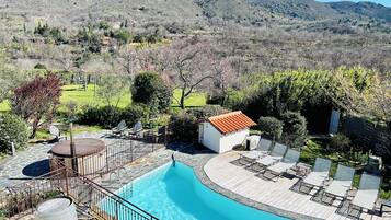 Een buitenzwembad en een verwarmd zwembad