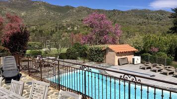 Outdoor pool, a heated pool