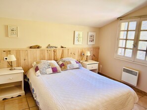 5 chambres, fer et planche à repasser, lit de bébé portatif