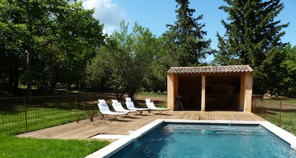 18 channels. Provençal farmhouse with swimming pool in a property from the 18th century.