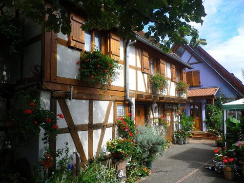 Kantiges Holzhaus im elsässischen Stil
