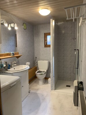 Dusj, hårføner, håndklær og såpe