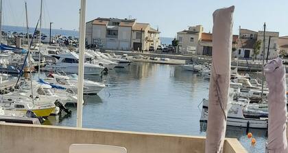 Gaby Gite T3 mit Blick auf das Meer Füße im Wasser in der Provence, Blue Coast CARRO