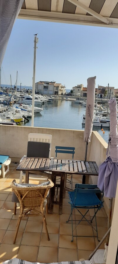 Gaby Gite T3 frente a los pies de mar en el agua en Provenza, Costa Azul CARRO