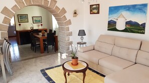 Una televisión, una chimenea