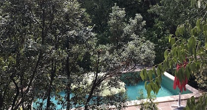 Nuestra Señora de los Ángeles, una casa con piscina, piano, ubicado en la colina