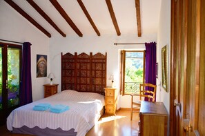 3 chambres, coffres-forts dans les chambres, fer et planche à repasser