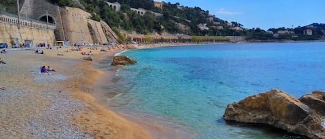 Plage à proximité, chaises longues, serviettes de plage