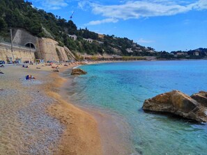 Plage à proximité, chaises longues, serviettes de plage