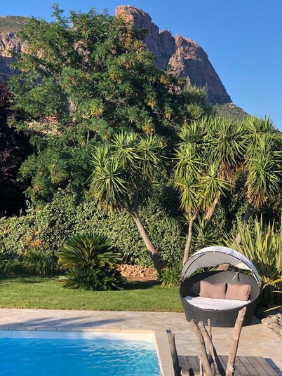 COMFORTABLE VILLA WITH PRIVATE POOL AND JACUZZI CLOSE TO THE BEACH