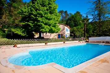 La piscine avec la bastide dans le fond