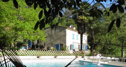 Bastide à Salernes avec piscine chauffée, court de tennis privé dans la nature.
