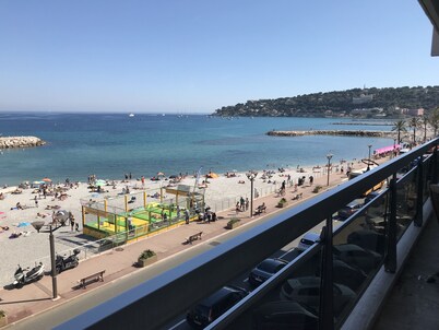 Beautiful renovated T2 facing the sea with prox parking. shops