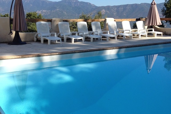 piscine  5X10 securisee par volet roulant plage en travertin