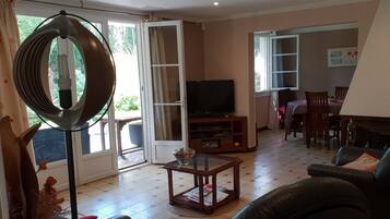 Una televisión, un reproductor de DVD, un futbolín