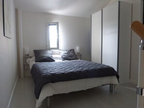 2 Schlafzimmer, Bügeleisen/Bügelbrett