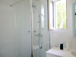 Dusche, Haartrockner, Seife, Shampoo