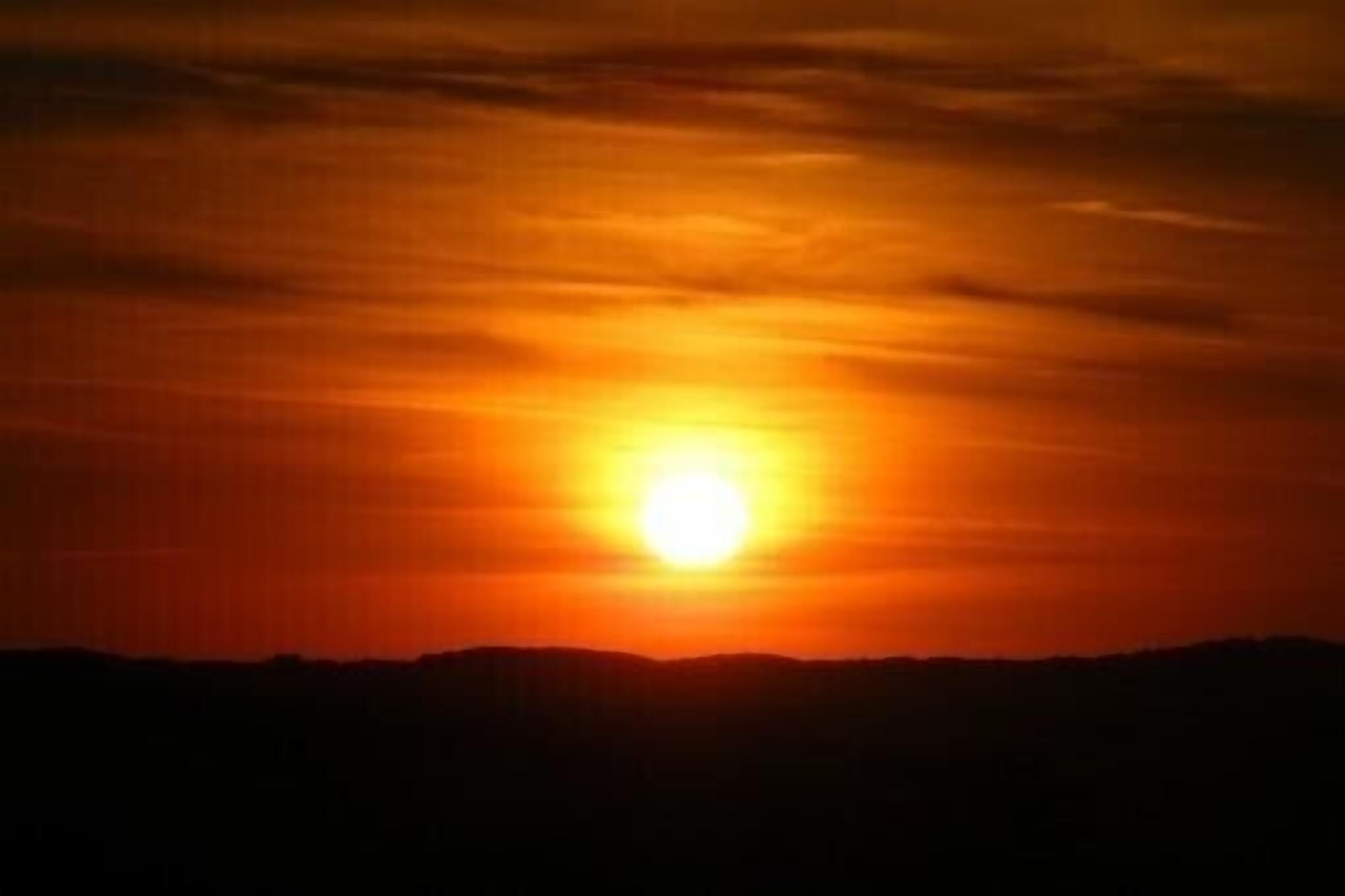 Ein Sonnenuntergang über einer Berglandschaft.