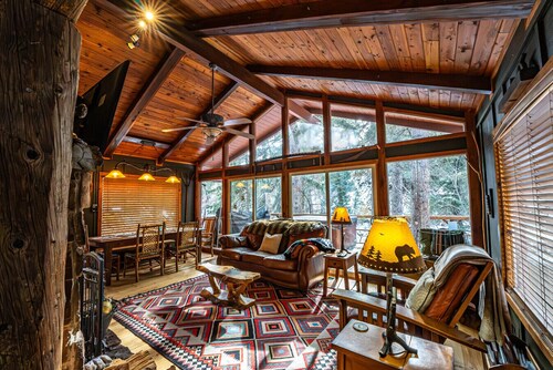 Treehouse on The Stream • Porch & Yard Swings • Deck w/hot tub • Mountain Cabins Utah