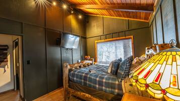 3 bedrooms, iron/ironing board, travel crib, free WiFi