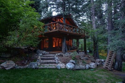 Treehouse on The Stream • Porch & Yard Swings • Deck w/hot tub • Mountain Cabins Utah