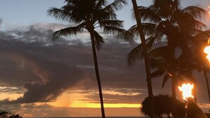 A sunset view with palm trees and a pool. - 1 bedroom condo, kitchen, lanai, Princeville (Princeville)
