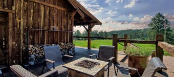 Beautiful Timber Frame Canyon with Spring Creek Canyon views!