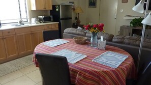 Dining - Scottsdale Guest Suite (Scottsdale)