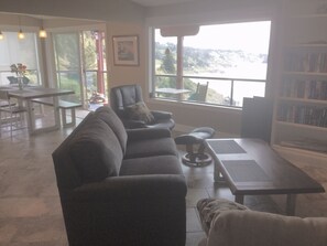 Smart TV, lettore DVD, libri