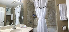 Chuveiro/banheira combinados, secador de cabelo, toalhas de banho 