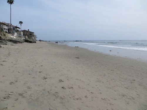 Yellow Beach House 500' to the Waves- Electric Car Charger!
