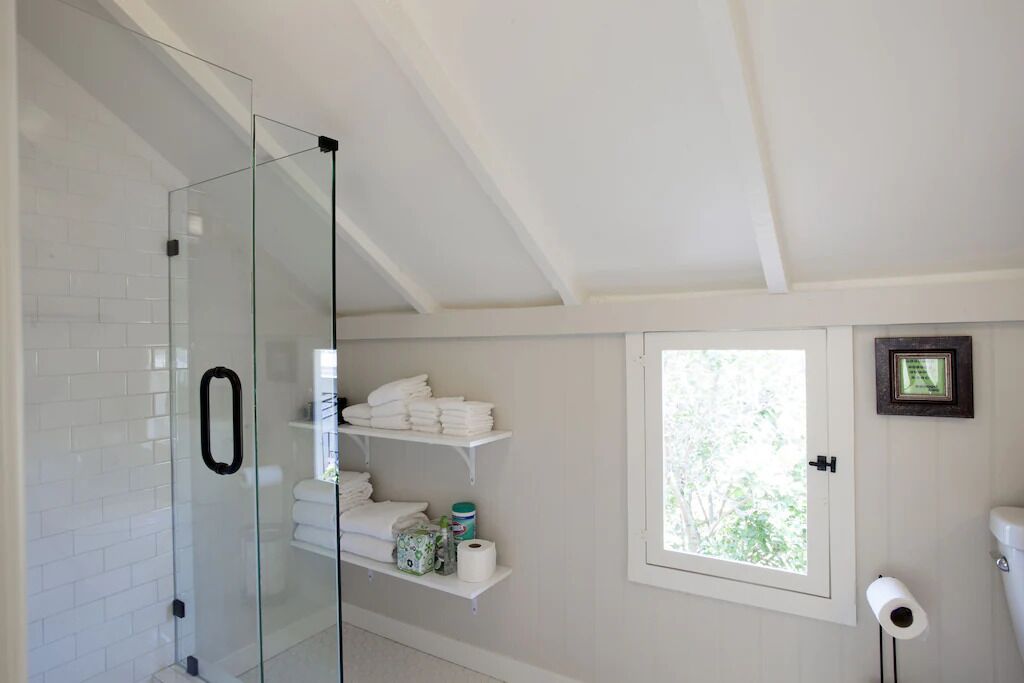 Combined shower/tub, hair dryer, towels