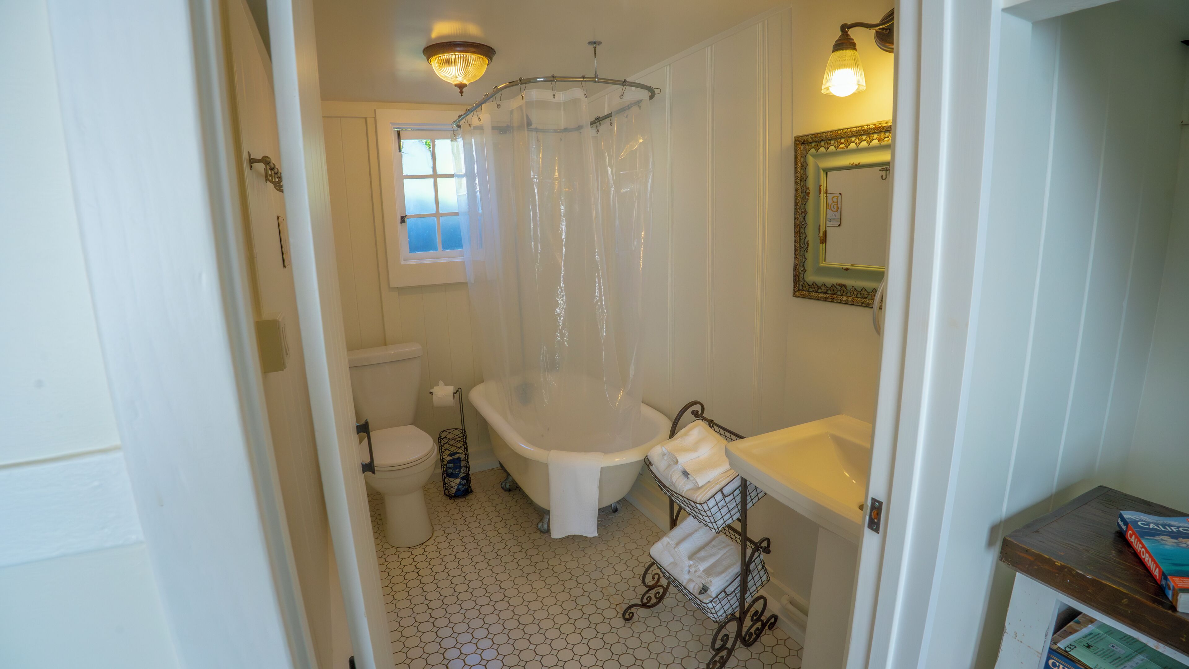 Combined shower/tub, hair dryer, towels