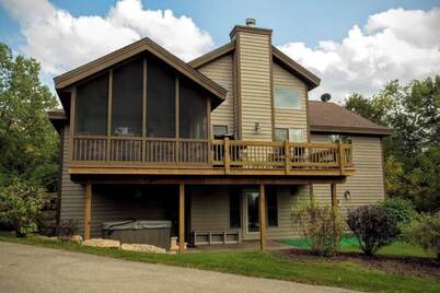 Splendid Home Away From Home -5 Bdr- with Hot Tub