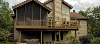 Splendid Home Away From Home -5 Bdr- with Hot Tub