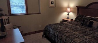 Splendid Home Away From Home -5 Bdr- with Hot Tub
