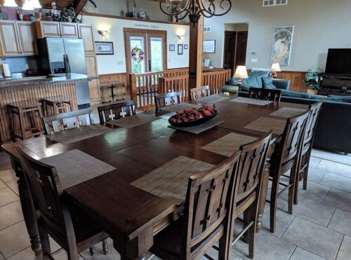 Splendid Home Away From Home -5 Bdr- with Hot Tub