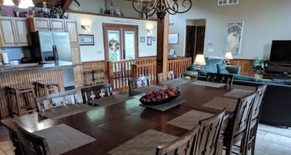 Splendid Home Away From Home -5 Bdr- with Hot Tub