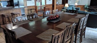 Splendid Home Away From Home -5 Bdr- with Hot Tub