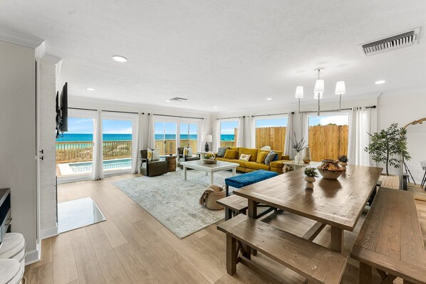 TV, fireplace - Newly Renovated 4/3 OCEANFRONT BEACH HOUSE HOTTUB +Private POOL (Panama City Beach)