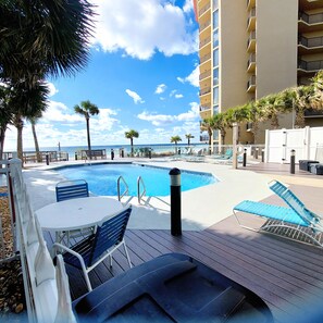 Alberca techada y alberca al aire libre