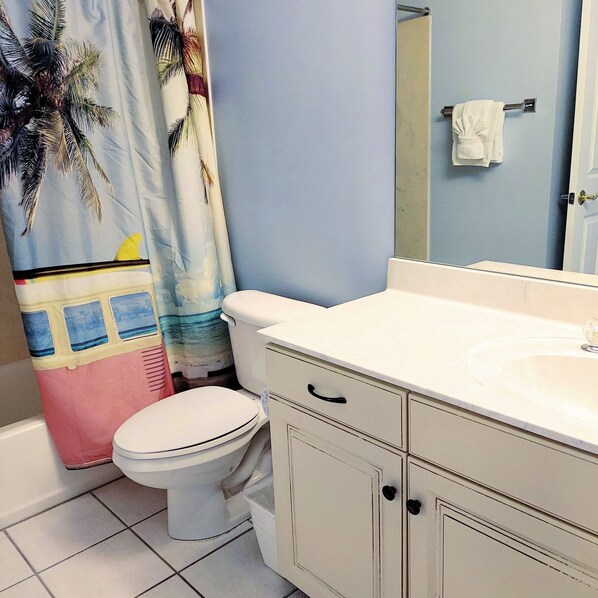 Une salle de bain avec des toilettes, un lavabo et un miroir.