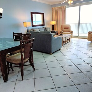 スマートテレビ、DVD プレーヤー、書庫