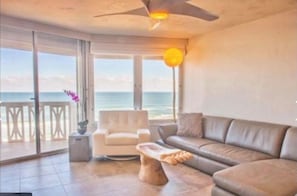 TV, DVD player, books - Artist owned 7th floor paradise!  DIRECT Oceanfront!  Meet an Octopus! 🐙 (Ormond Beach)